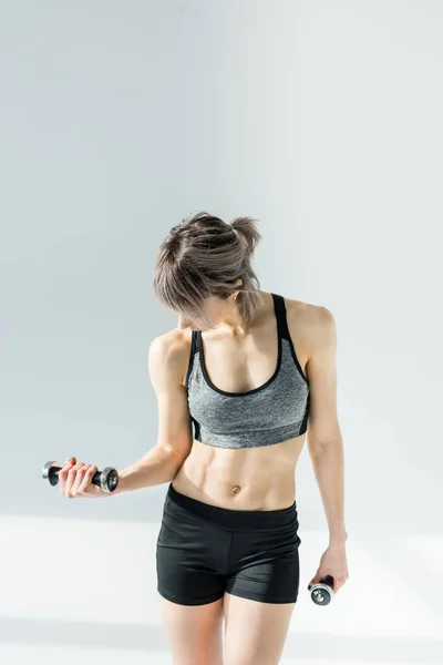 Mujer entrenando con pesas - foto de stock