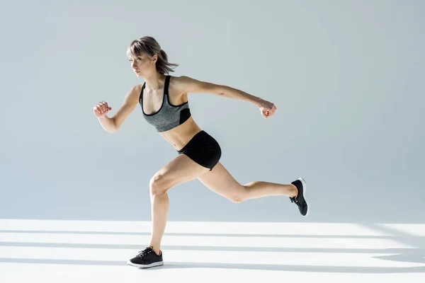 Correr mujer deportiva - foto de stock
