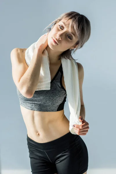 Deportiva mujer con toalla - foto de stock