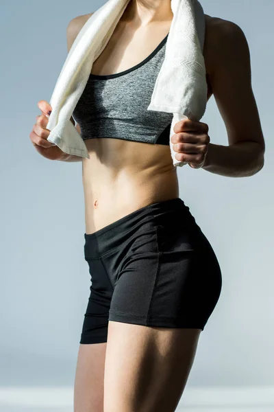 Sportliche Frau mit Handtuch — Stockfoto