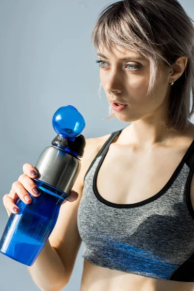 Deportiva mujer con botella de agua - foto de stock