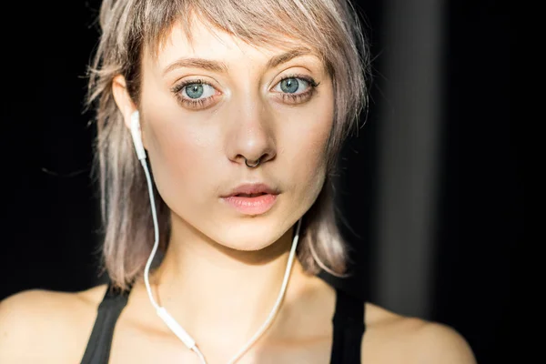 Deportiva mujer escuchando música - foto de stock