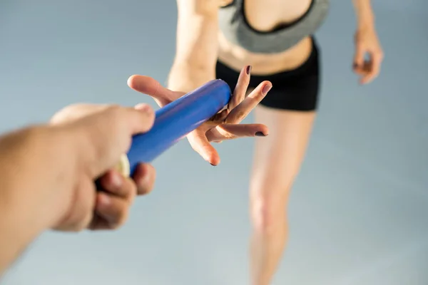 Joven deportista corriendo - foto de stock