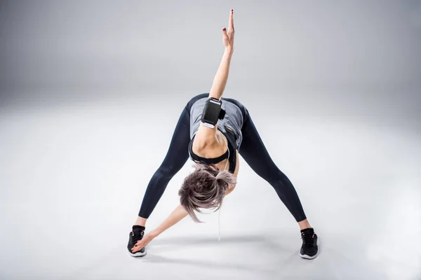 Donna sportiva stretching — Foto stock