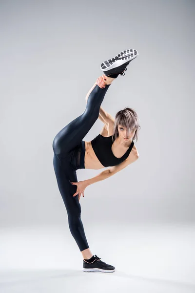 Donna sportiva stretching — Foto stock