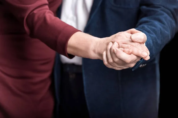 Paar hält Händchen — Stockfoto