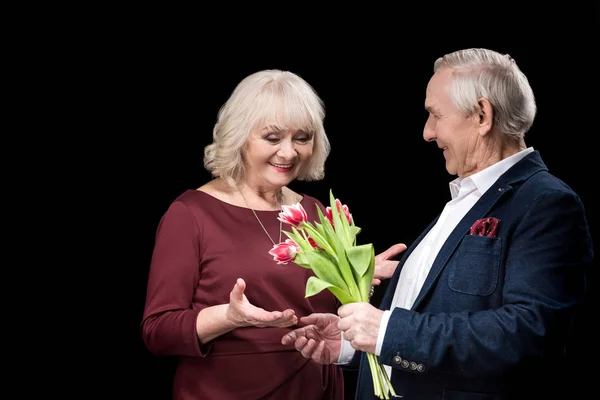 Casal sênior com buquê de tulipas — Fotografia de Stock