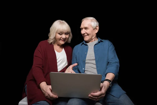 Couple aîné utilisant un ordinateur portable — Photo de stock