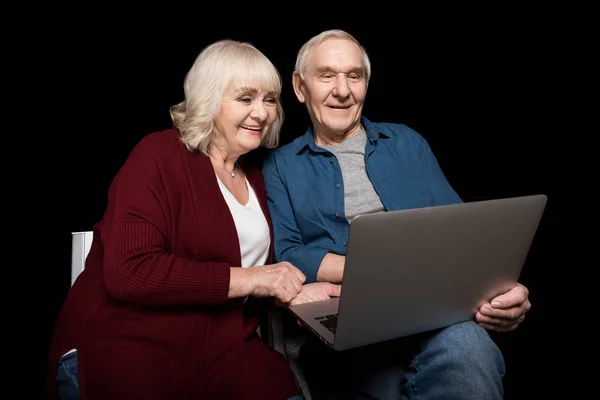 Casal sênior usando laptop — Fotografia de Stock