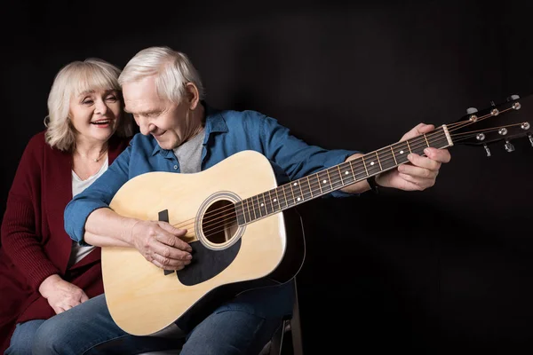 Пожилая пара с гитарой — стоковое фото