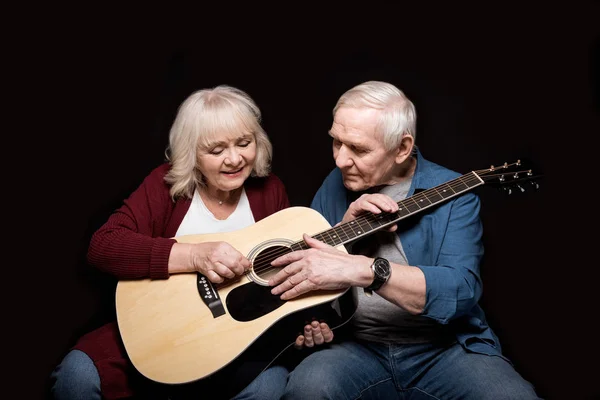 Coppia anziana con chitarra — Foto stock