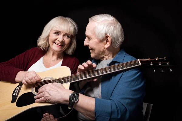Coppia anziana con chitarra — Foto stock