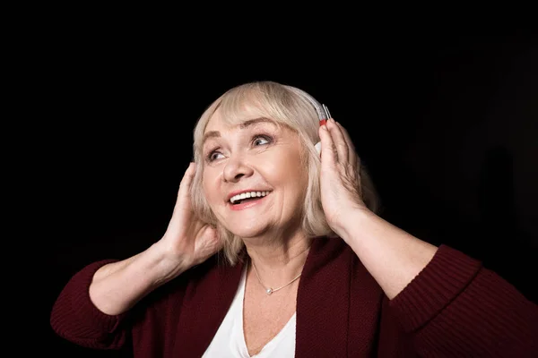 Mujer mayor escuchando música - foto de stock