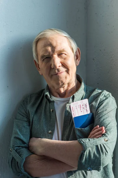 Hombre mayor con pasaportes y billetes - foto de stock