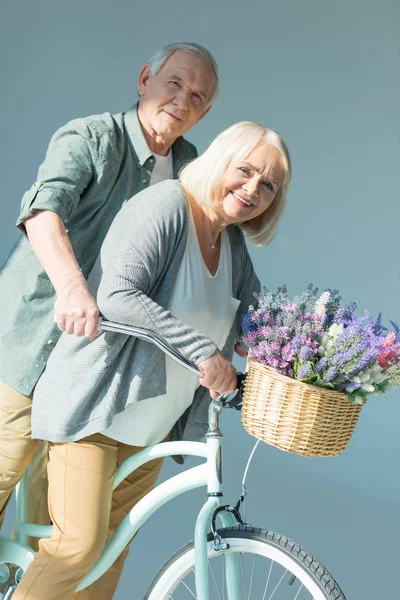 Casal sénior com bicicleta — Fotografia de Stock