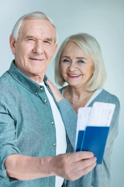 Couple aîné avec passeports et billets — Photo de stock