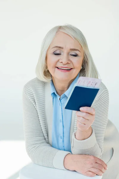 Mujer mayor con pasaportes y billetes - foto de stock