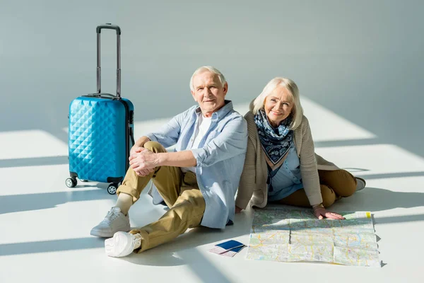 Старша пара з подорожньою картою — стокове фото