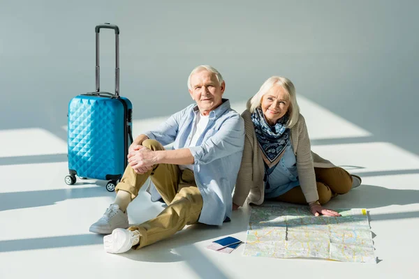 Pareja mayor con mapa de viaje - foto de stock