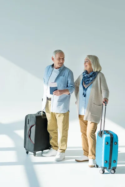 Casal sênior com sacos de viagem — Fotografia de Stock