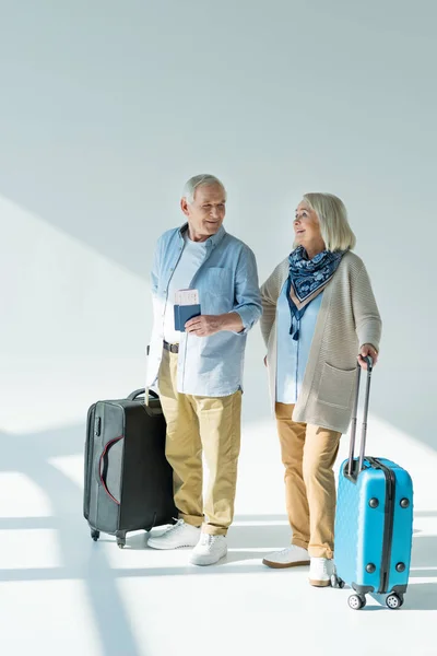 Pareja mayor con bolsas de viaje - foto de stock