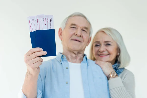 Couple aîné avec passeports et billets — Photo de stock
