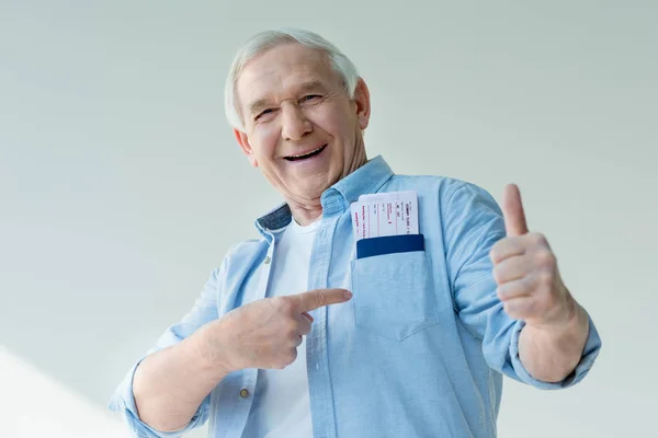 Hombre mayor con pasaportes y billetes - foto de stock