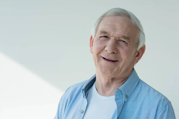 Homme sénior élégant — Photo de stock