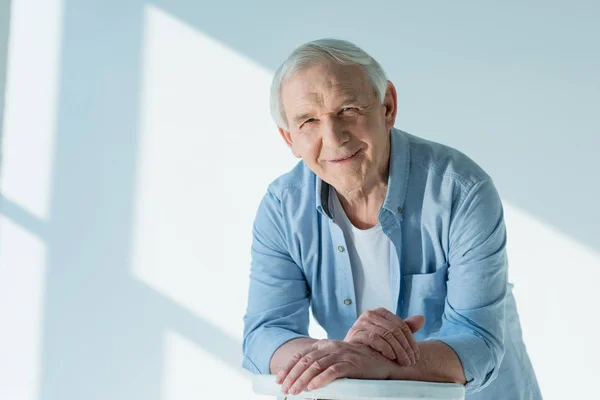 Homme sénior élégant — Photo de stock