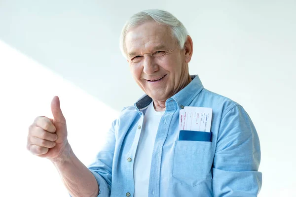 Senior mit Pässen und Eintrittskarten — Stockfoto