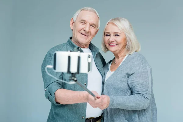Seniorenpaar macht Selfie — Stockfoto