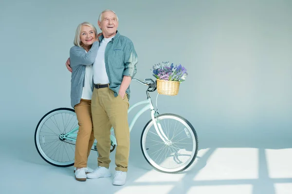 Seniorenpaar mit Fahrrad — Stockfoto