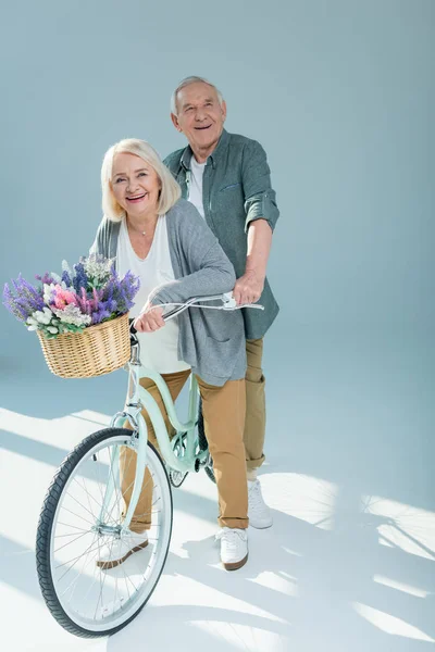 Couple sénior avec vélo — Photo de stock