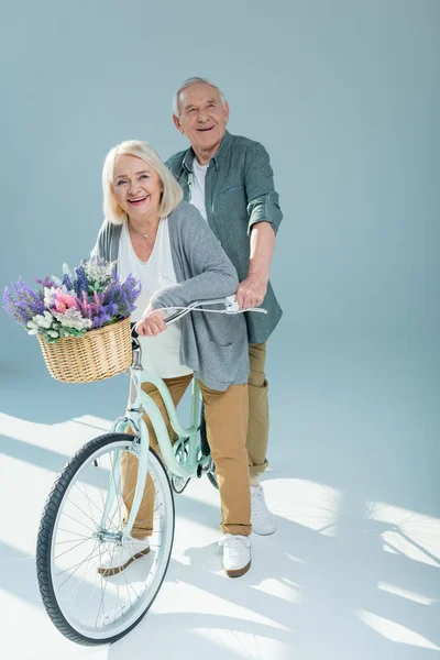 Casal sénior com bicicleta — Fotografia de Stock