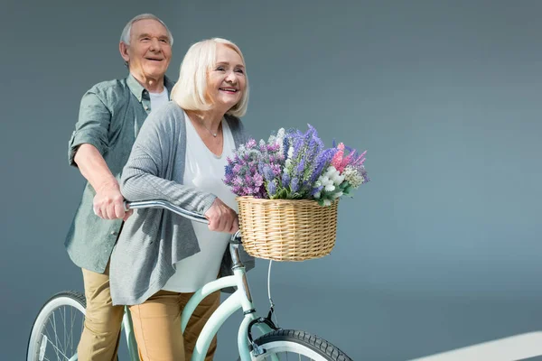 Pareja mayor con bicicleta - foto de stock