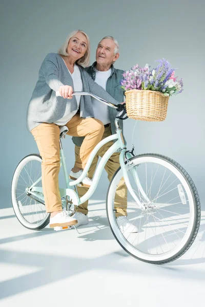 Старша пара з велосипедом — стокове фото