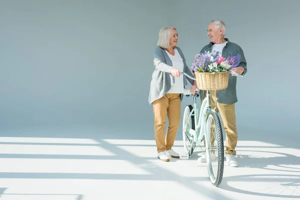 Coppia senior con bicicletta — Foto stock