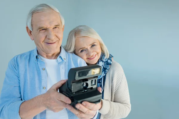 Casal sênior com câmera retro — Fotografia de Stock