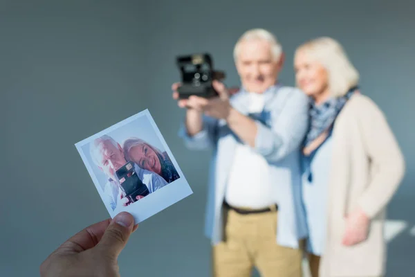 Couple sénior avec caméra rétro — Photo de stock