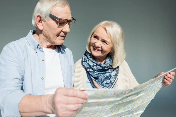 Couple âgé avec carte de voyage — Photo de stock