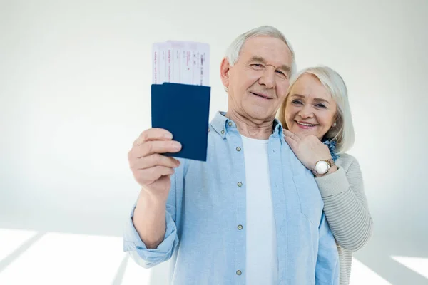 Couple aîné avec passeports et billets — Photo de stock