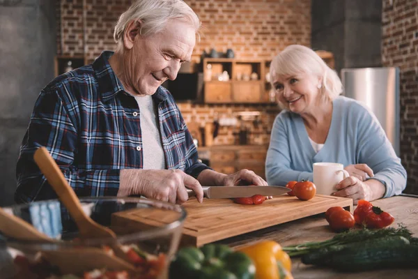 Pareja mayor en cocina - foto de stock