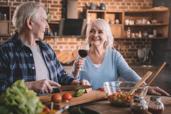 Senior couple in kitchen — Stock Photo