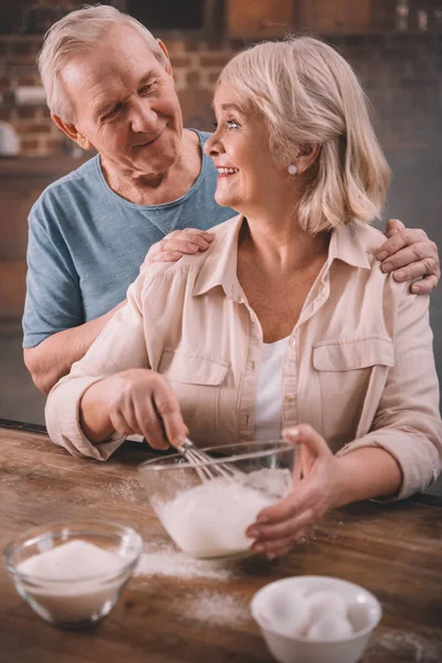 Senior couple cuisson crêpes — Photo de stock