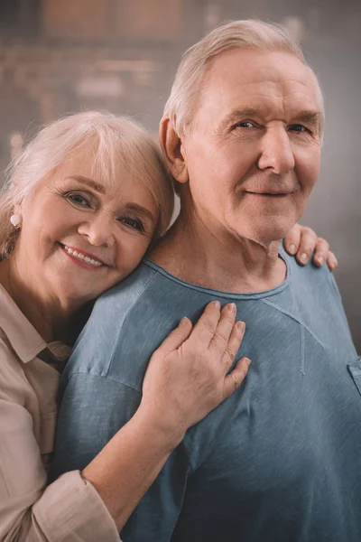 Senior couple hugging — Stock Photo