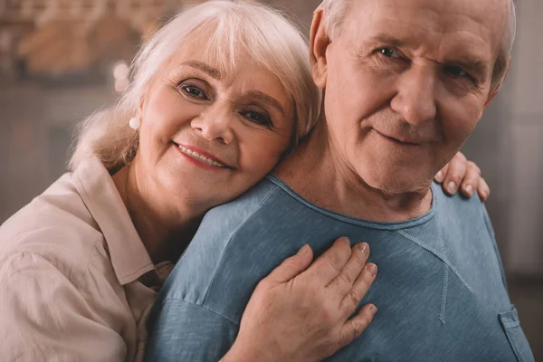 Senior couple hugging — Stock Photo