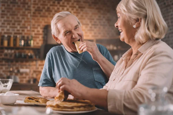 Seniorenpaar isst Pfannkuchen — Stockfoto