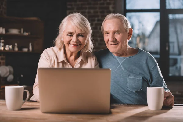 Coppia anziana utilizzando il computer portatile — Foto stock