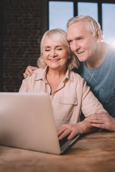 Couple aîné utilisant un ordinateur portable — Photo de stock