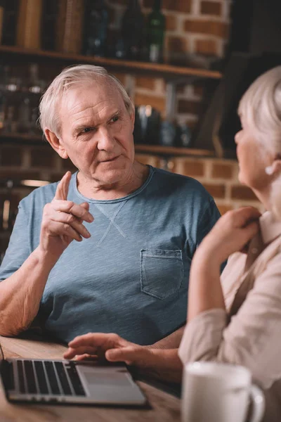 Seniorenpaar im Gespräch — Stockfoto